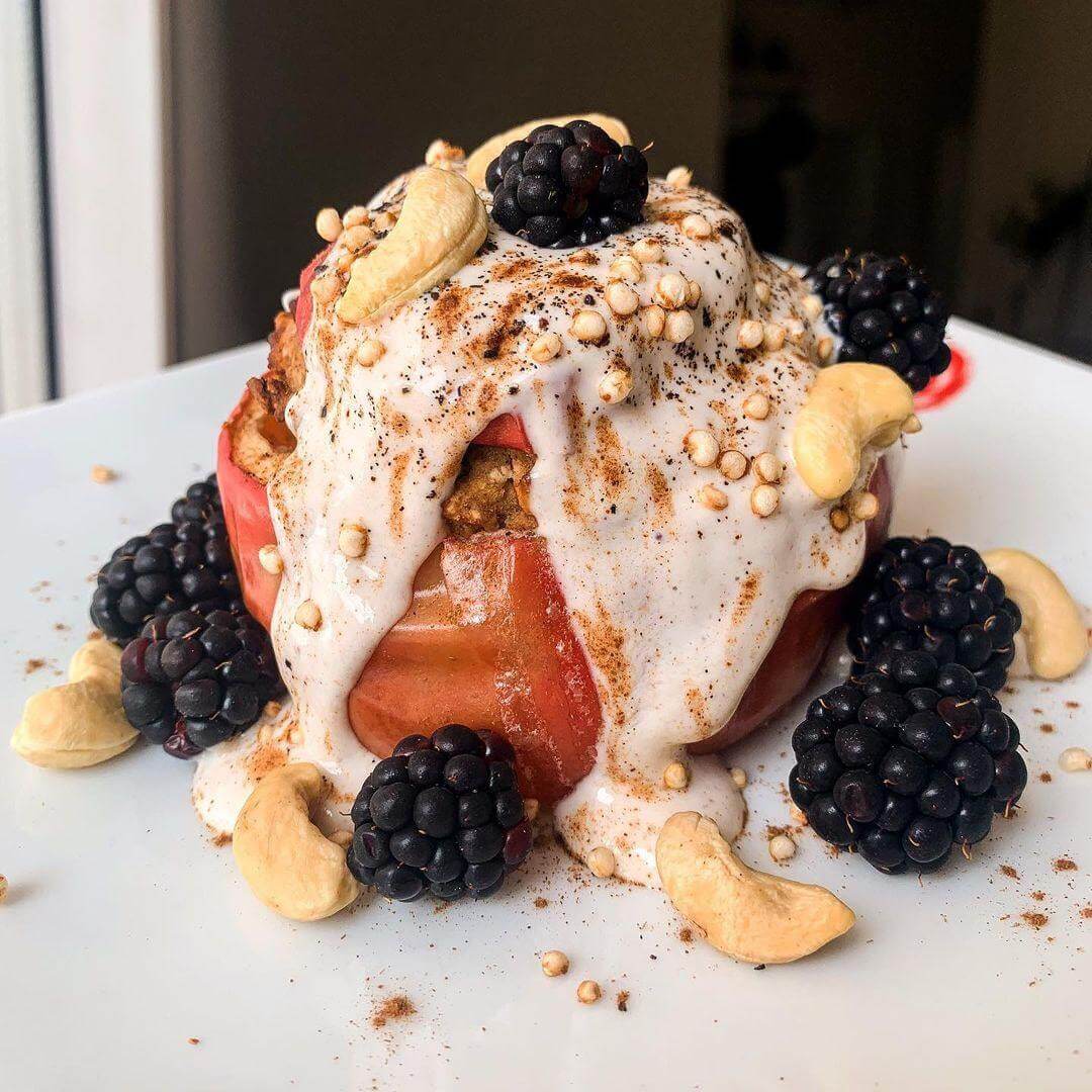 Manzana horneada con proteínas