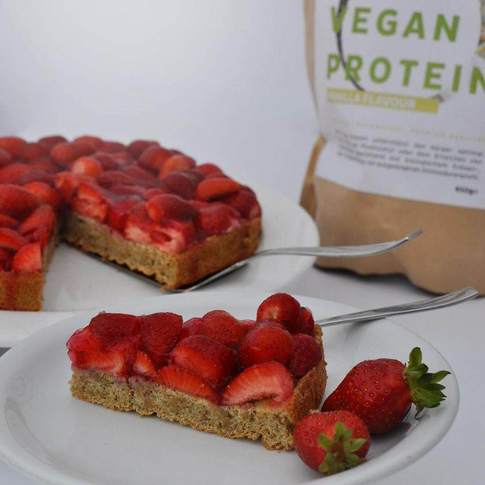 Tarta de fresas con base de galleta proteica